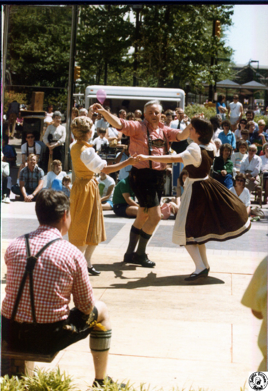 1980 04 20 21 Fayetteville St Mall.jpg